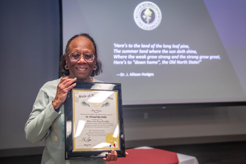Emerita Wetonah Rice Parker receiving her award.